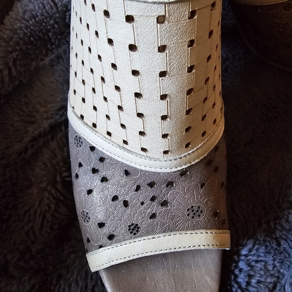 Size 40 Gold Button Cream & Taupe Flowered Shootie - Picture 15 of 16